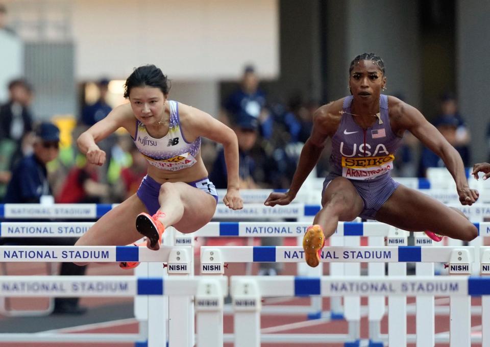 １７日の女子１００メートル障害で力走する田中佑美（左）