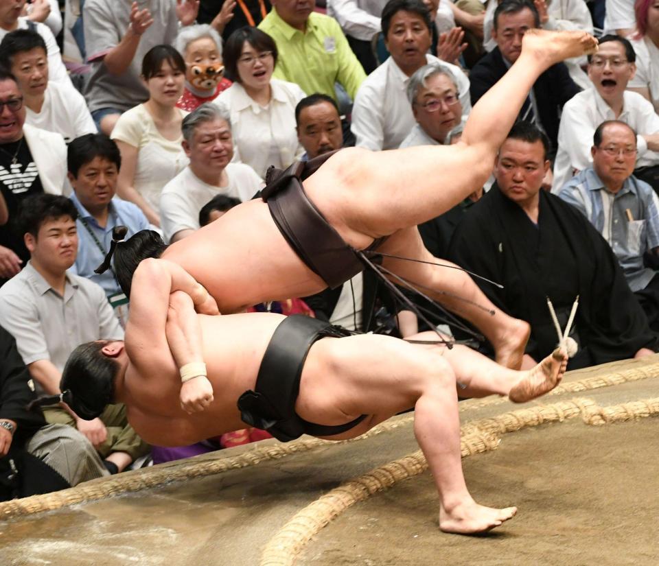 若元春（下）を寄り倒しで下し、１敗を守った霧島（撮影・佐藤厚）