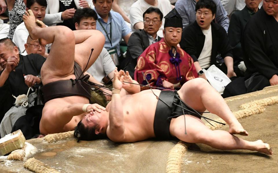若元春（手前）を寄り倒しで下し、１敗を守った霧島（撮影・佐藤厚）