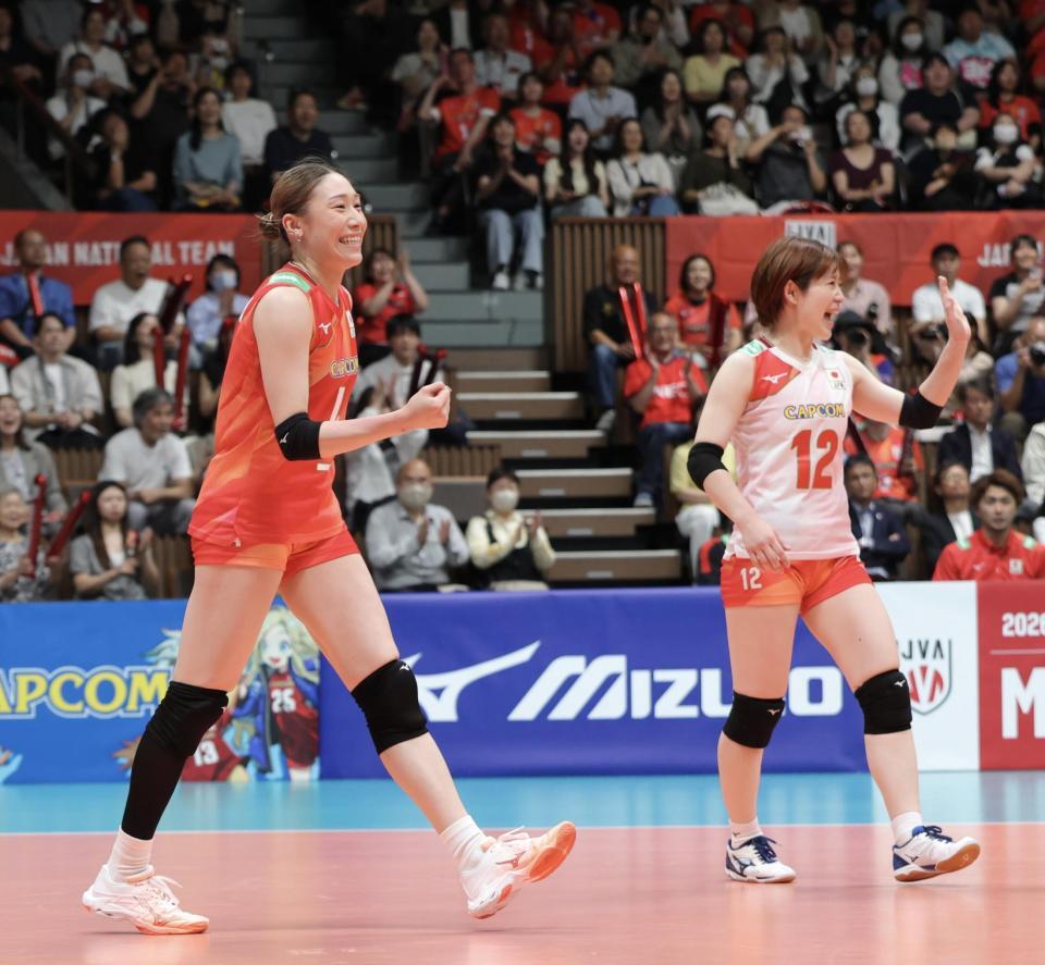 １セット、得点が決まりガッツポーズの石川真佑（左）＝撮影・西岡正