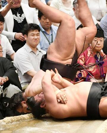若元春（下）を寄り倒しで下し、１敗を守った霧島（撮影・佐藤厚）