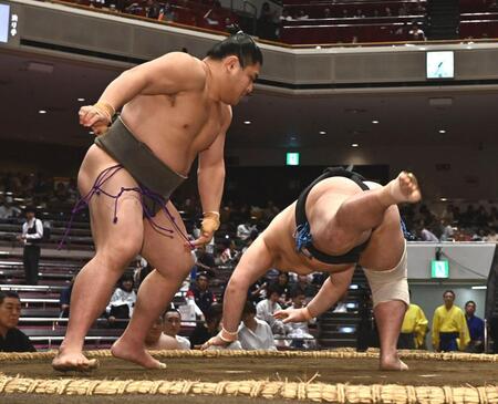 栃清龍をはたき込みで破った光星竜（左）＝撮影・持木克友