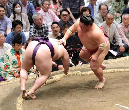 美ノ海を突き落としで破る大栄翔（右）＝撮影・石井剣太郎