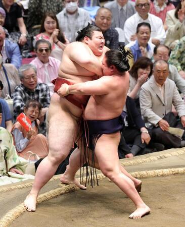 熱海富士（左）を寄り切りで破る若隆景（撮影・石井剣太郎）