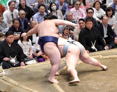 琴勝峰（奥）を引き落としで破る豪ノ山（撮影・石井剣太郎）