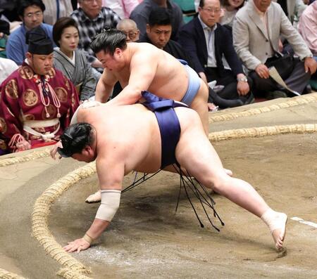 阿炎（手前）を突き落としで破る翔猿（撮影・石井剣太郎）
