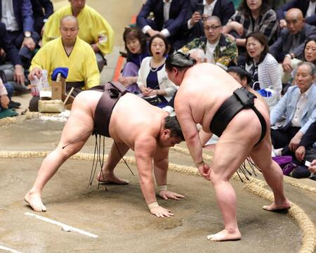 正代（右）に叩き込みで敗れた霧島（撮影・石井剣太郎）
