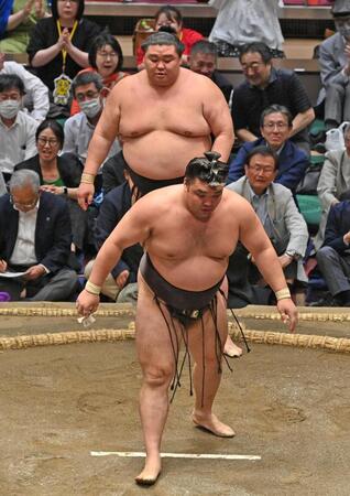 正代（奥）がはたき込みで霧島を破る