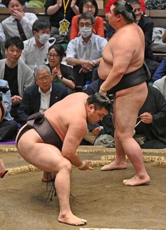 正代（右）がはたき込みで霧島を破る