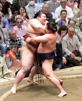 熱海富士（左）を寄り切りで破る若隆景（撮影・石井剣太郎）