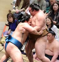 竜電を寄り切りで破る琴栄峰（左）＝撮影・石井剣太郎