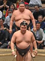 正代（奥）にはたき込みで敗れた霧島