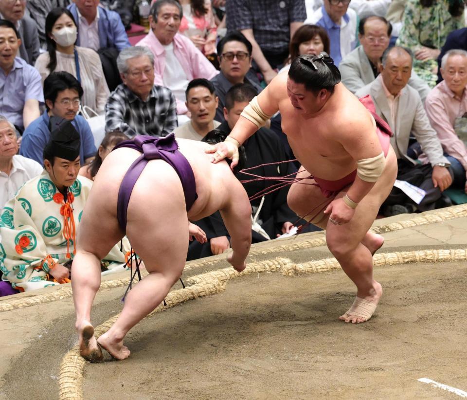 美ノ海を突き落としで破る大栄翔（右）＝撮影・石井剣太郎