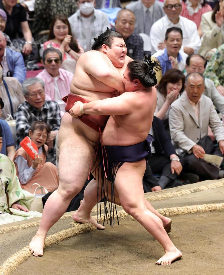 熱海富士（左）を寄り切りで破る若隆景（撮影・石井剣太郎）