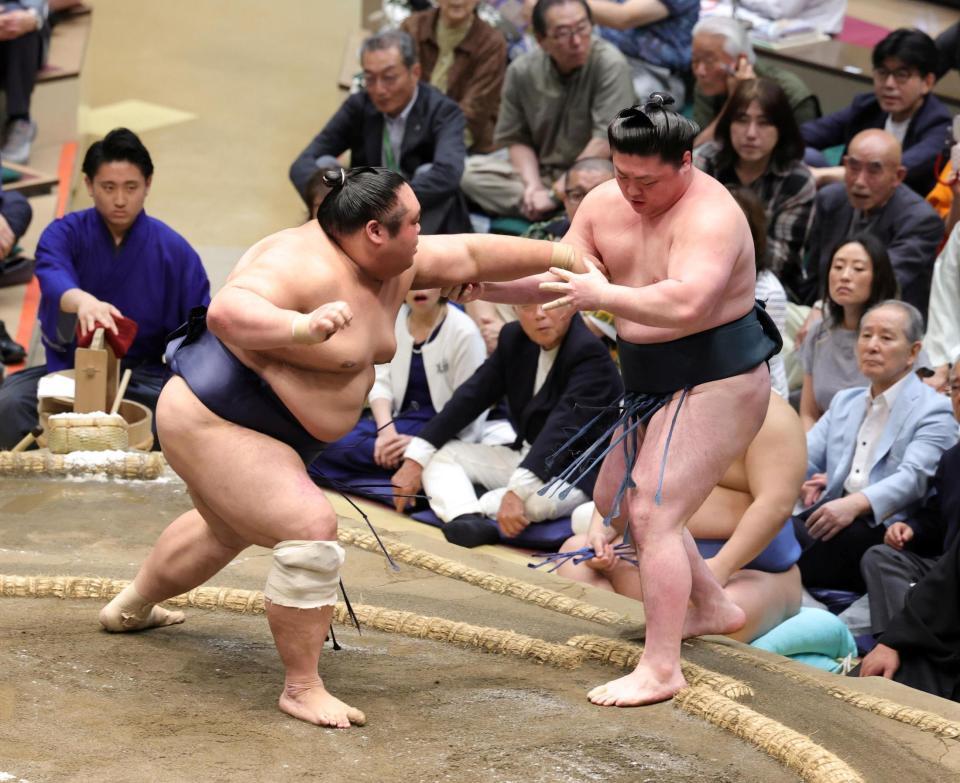 時疾風を押し出しで破る藤凌駕（左）＝撮影・石井剣太郎