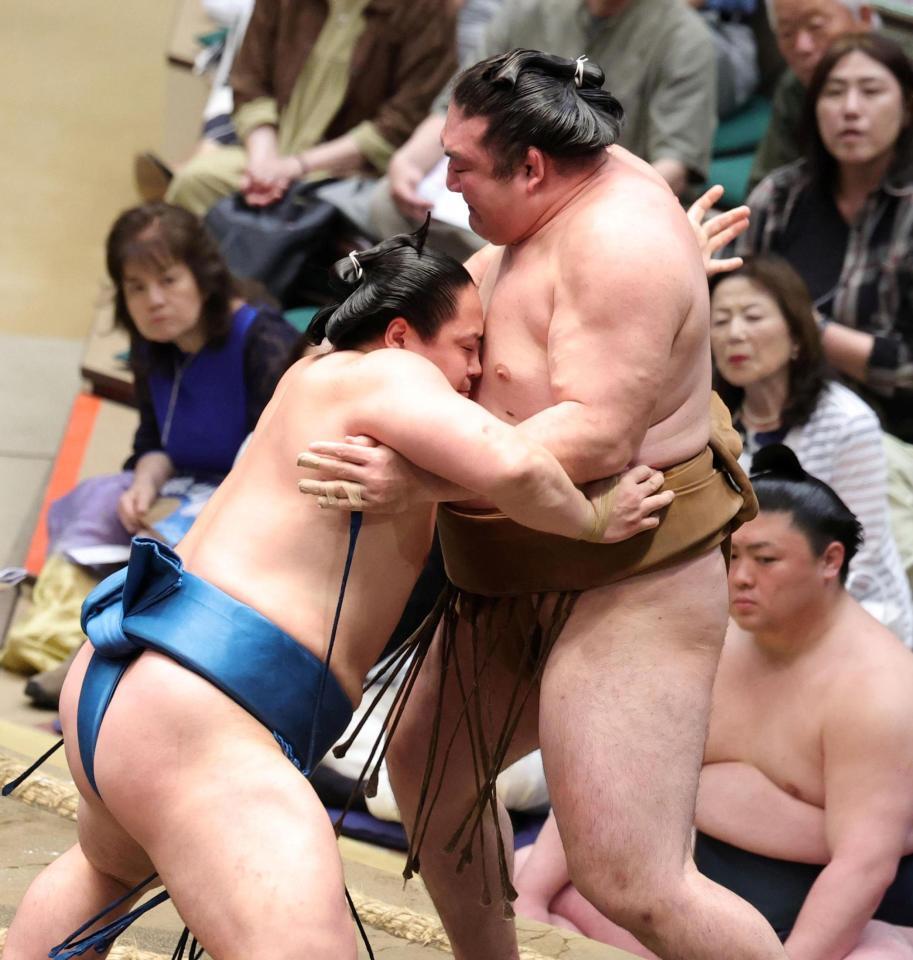 竜電を寄り切りで破る琴栄峰（左）＝撮影・石井剣太郎