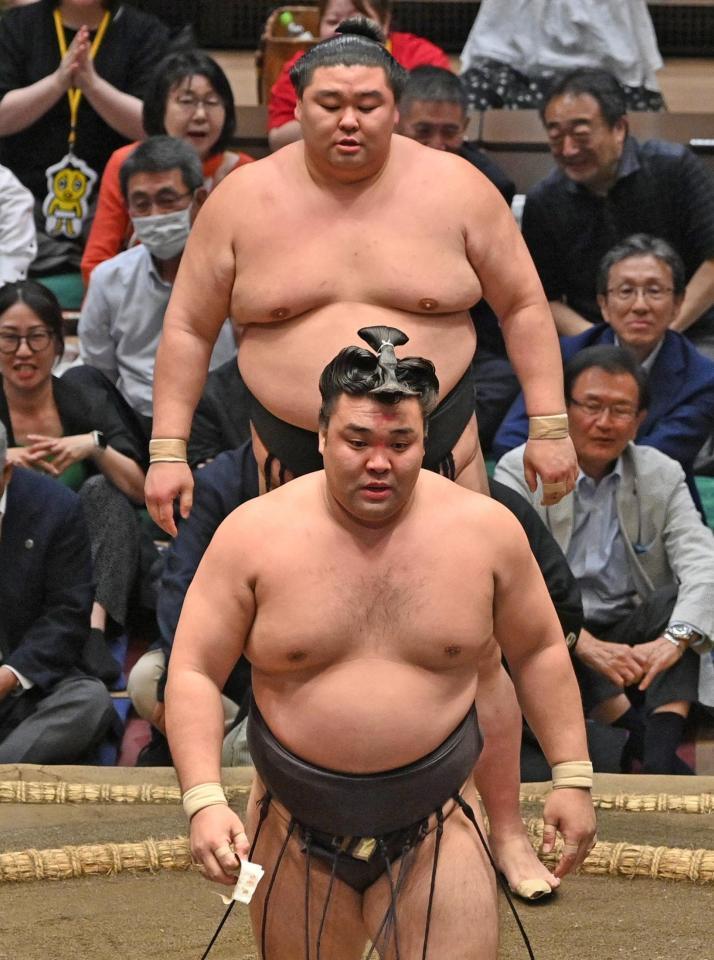 正代（奥）にはたき込みで敗れた霧島