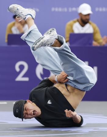 　パリ五輪のブレイキン男子で技を繰り出す大能寛飛＝２０２４年８月（共同）