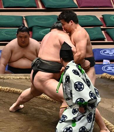旭富士に寄り切られる大森（右）＝撮影・持木克友