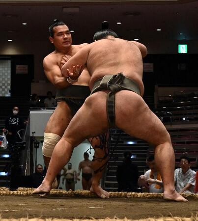 安芸錦（左）を押し倒しで破った朝阪神（撮影・持木克友）