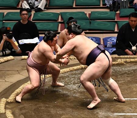 風賢央（右）の押し倒しに敗れた炎鵬（撮影・持木克友）