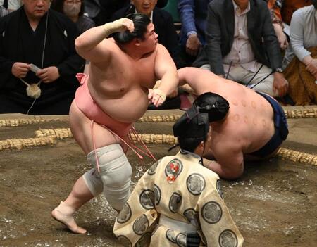 宇良（左）が肩透かしで若ノ勝を破る