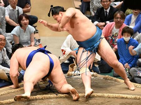 琴栄峰（右）は送り投げで欧勝馬を破る
