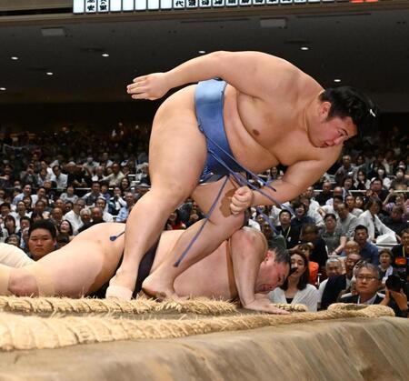 翔猿（手前）が引き落としで朝乃山を破る