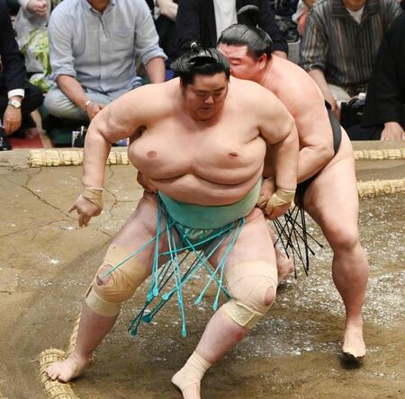 正代（右）が送り出しで琴桜を破る