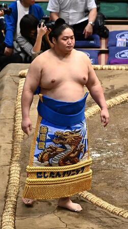 にしたんクリニック・西村誠司社長から贈られた化粧まわしをつけ土俵入りする藤青雲（撮影・持木克友）