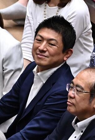 観戦する参政党の神谷宗幣代表（撮影・持木克友）