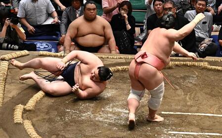 若ノ勝（左）を肩透かしで破った宇良（撮影・持木克友）