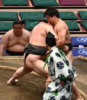旭富士に寄り切られる大森（右）＝撮影・持木克友
