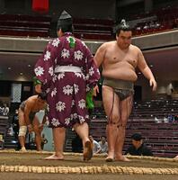 安芸錦（左）を押し倒しで破った朝阪神（撮影・持木克友）