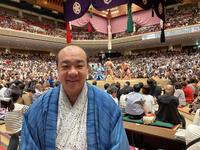夏場所を観戦するにしたんクリニック・西村社長（本人提供）
