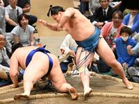 琴栄峰（右）は送り投げで欧勝馬を破る