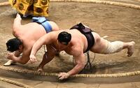 翔猿（左）は引き落としで朝乃山を破る