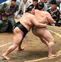正代（左）は送り出しで琴桜を破る