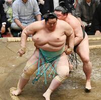 正代（右）が送り出しで琴桜を破る