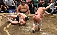若ノ勝（左）を肩透かしで破った宇良（撮影・持木克友）