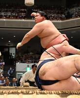 若ノ勝（手前）を肩透かしで破った宇良