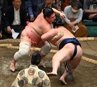 宇良（左）が肩透かしで若ノ勝を破る