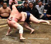 若ノ勝（右）を肩透かしで破った宇良（撮影・持木克友）