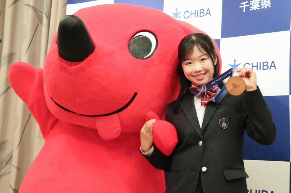 　ミラノ・コルティナ冬季五輪の銅メダルを掲げ、千葉県の公式キャラクター「チーバくん」と写真に納まる中井亜美