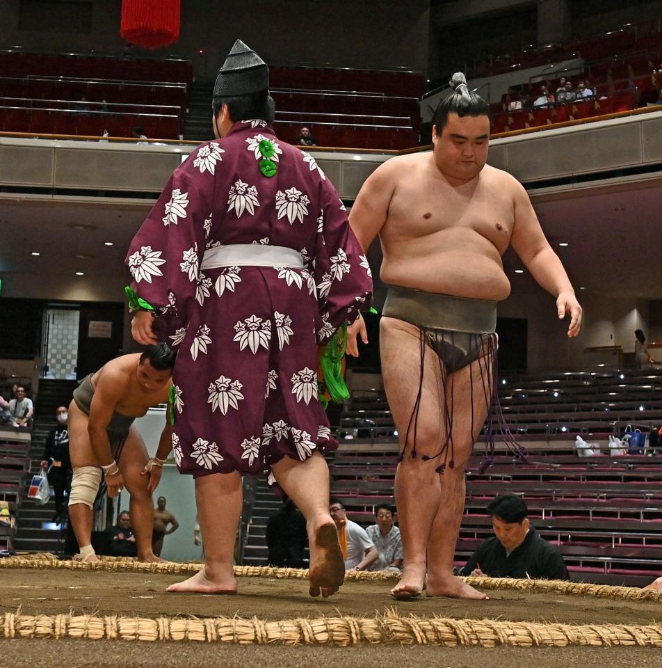 安芸錦（左）を押し倒しで破った朝阪神（撮影・持木克友）