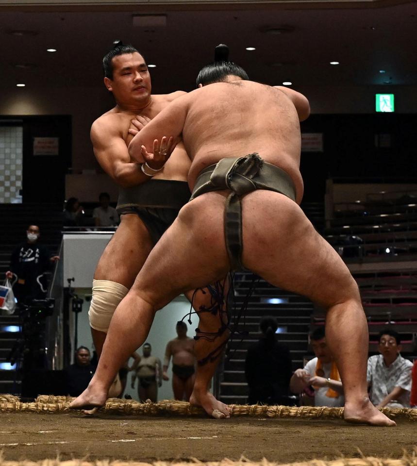 安芸錦（左）を押し倒しで破った朝阪神（撮影・持木克友）