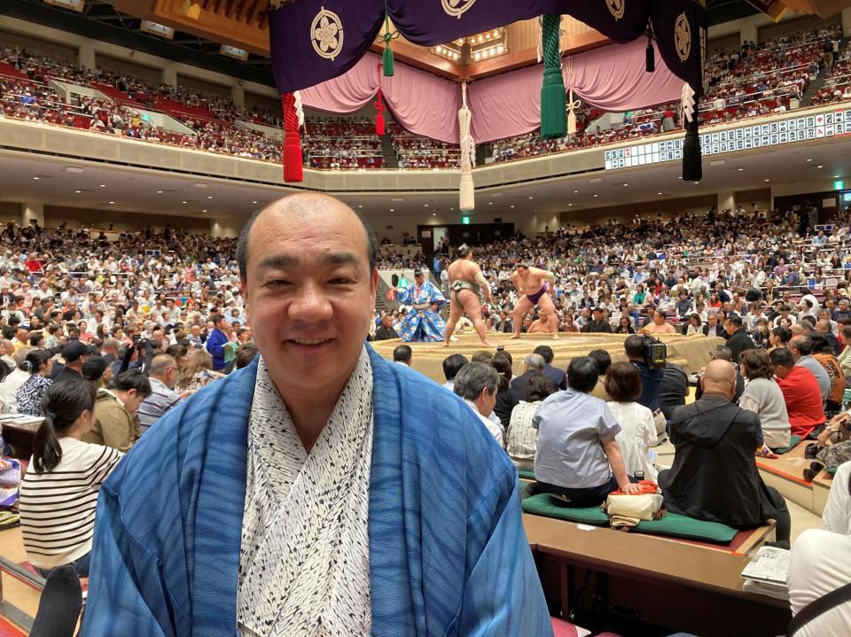夏場所を観戦するにしたんクリニック・西村社長（本人提供）