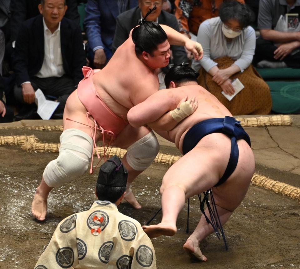 宇良（左）が肩透かしで若ノ勝を破る