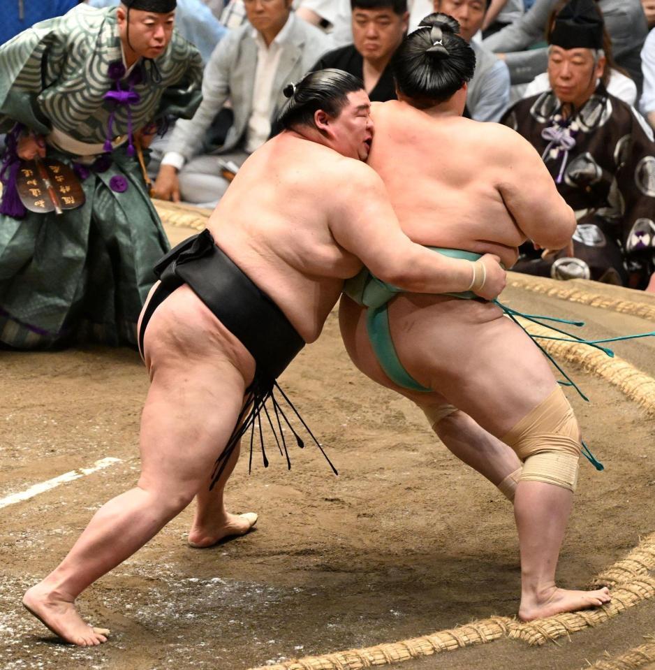正代（左）は送り出しで琴桜を破る