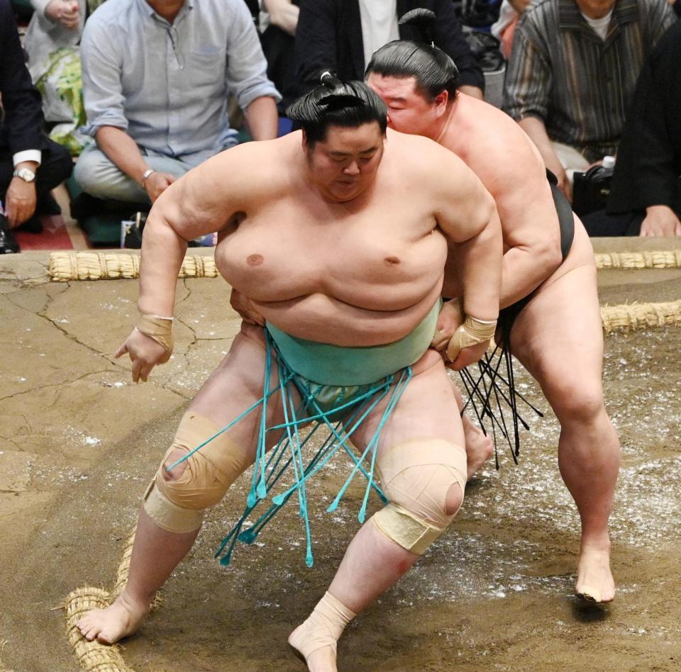 正代（右）が送り出しで琴桜を破る